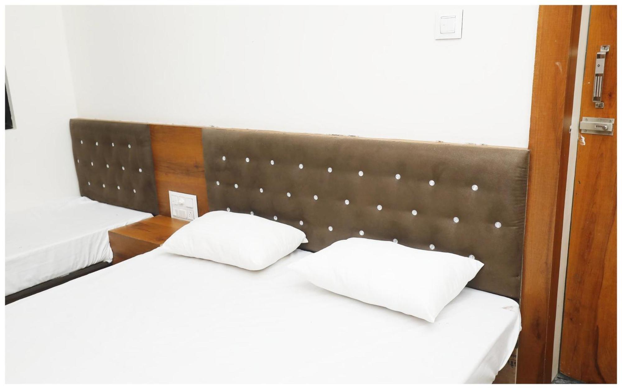 Premium Hotel Ujjain - G A R I M A - Near Mahakal Temple And Rivar - Railway Station - Hygiene & Spacious Room - With Wifi- And Parking Facilities - Best Hotel In Удджайн Екстер'єр фото