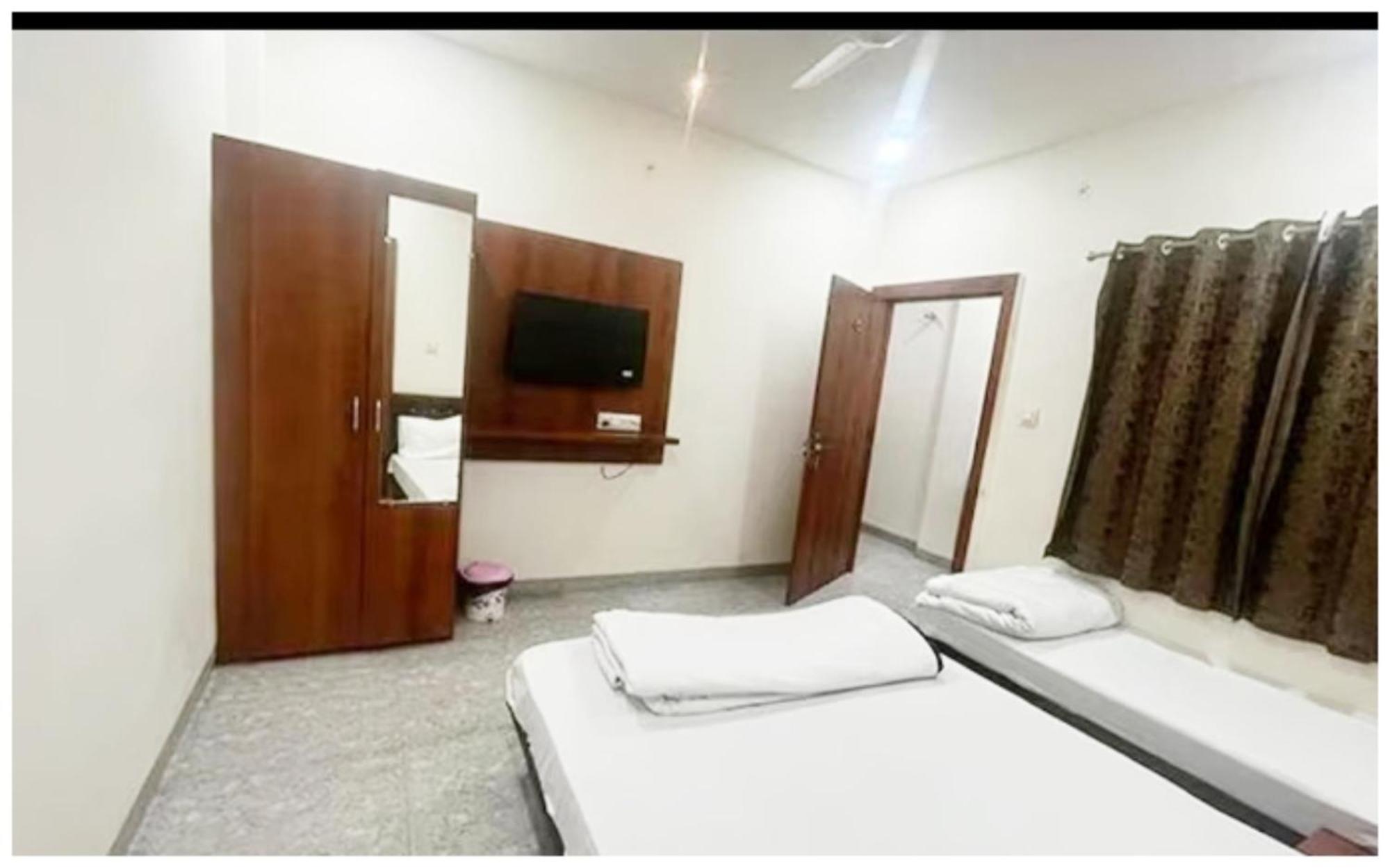 Premium Hotel Ujjain - G A R I M A - Near Mahakal Temple And Rivar - Railway Station - Hygiene & Spacious Room - With Wifi- And Parking Facilities - Best Hotel In Удджайн Екстер'єр фото